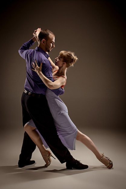 O homem e a mulher dançando tango argentino