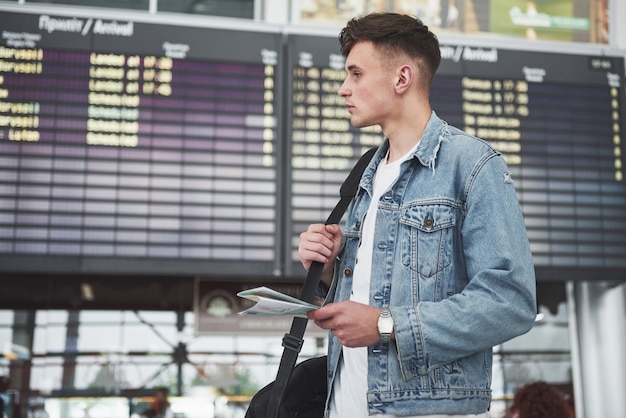 O homem espera seu vôo no aeroporto.