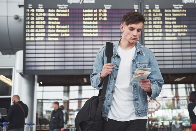 O homem espera seu vôo no aeroporto.