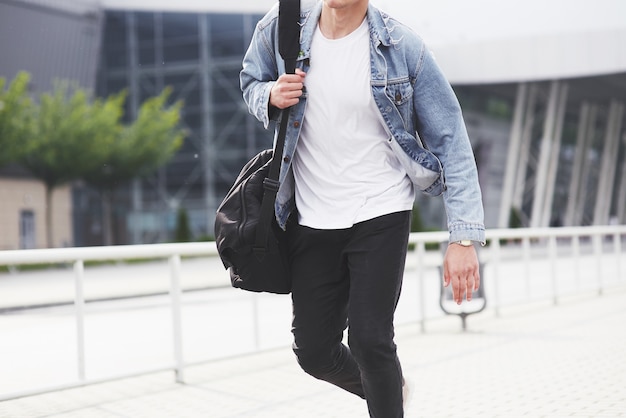 O homem espera seu vôo no aeroporto.