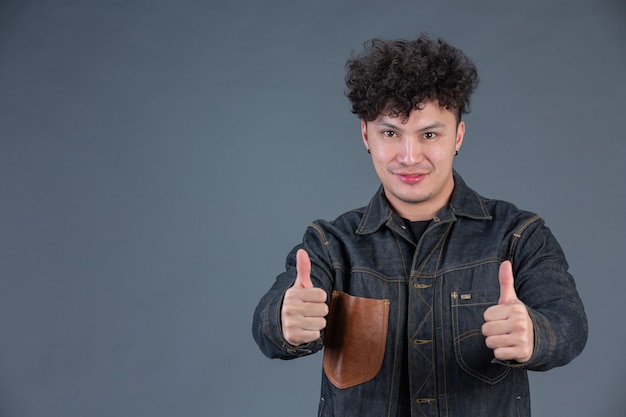 Foto grátis o homem está mostrando o símbolo de sinal de amor de mão.