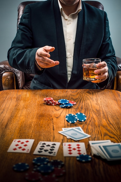 Foto grátis o homem, fichas para jogar, beber e jogar cartas