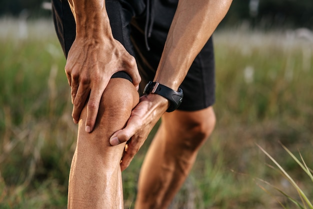 O homem inclinou a cabeça e o agarrou após o exercício.