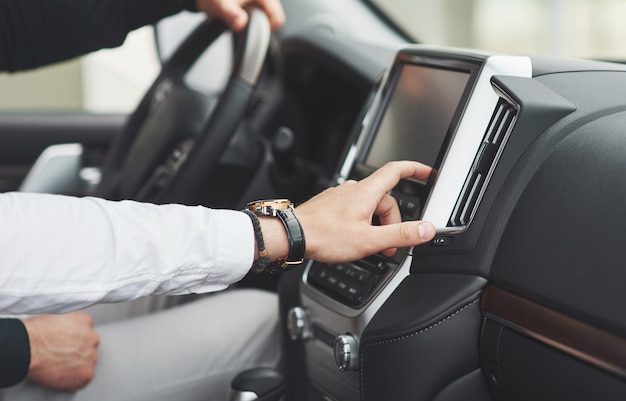 O homem inclui um sistema de áudio no carro.