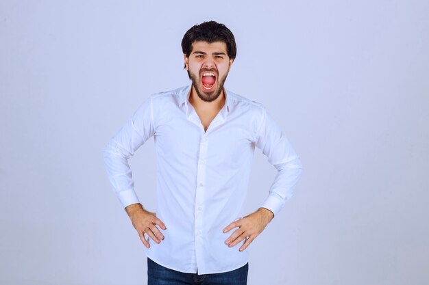 O homem parece assustado, emocionado e apavorado.