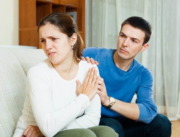 O homem pede perdão da mulher após discussão