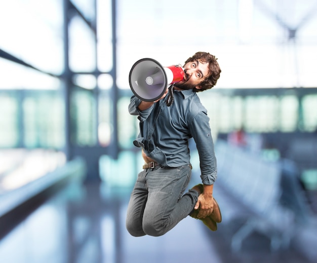 Foto grátis o homem que salta com um megafone