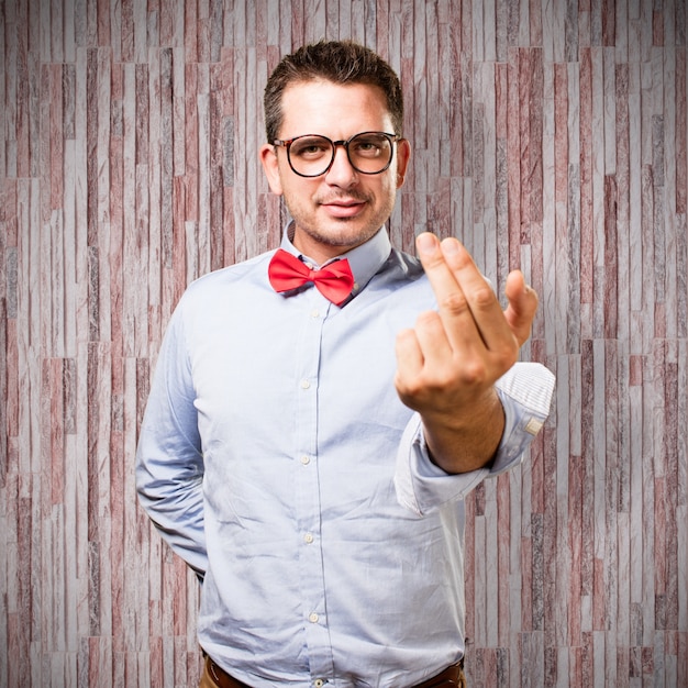 O homem que veste um laço vermelho. olhando confiante.