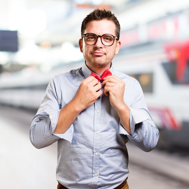 O homem que veste um laço vermelho. Olhando confiante.