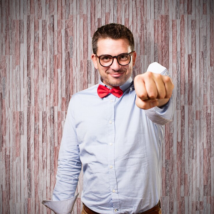 Foto grátis o homem que veste um laço vermelho. que mostra seu punho.