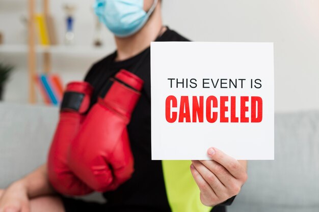 O homem segurando um evento é cancelado