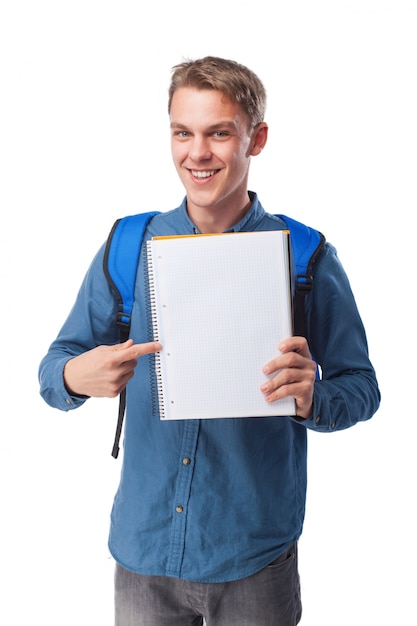 O homem sorrindo e apontando para um bloco de notas
