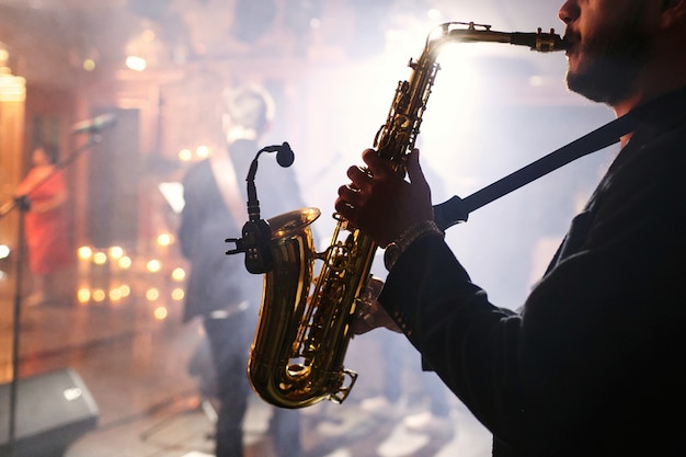 O homem toca em um saxofone