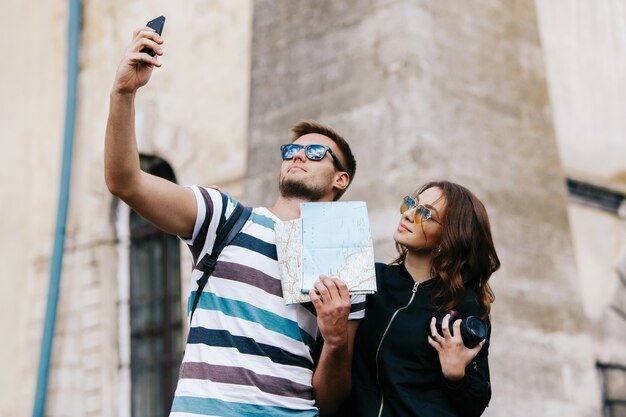 O homem toma selfie com uma mulher bonita na cidade velha