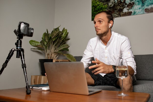 O homem trabalha em casa. Foto de alta qualidade