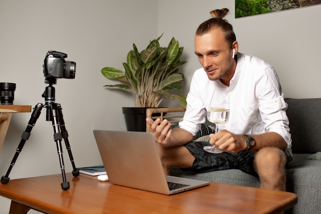 O homem trabalha em casa. Foto de alta qualidade