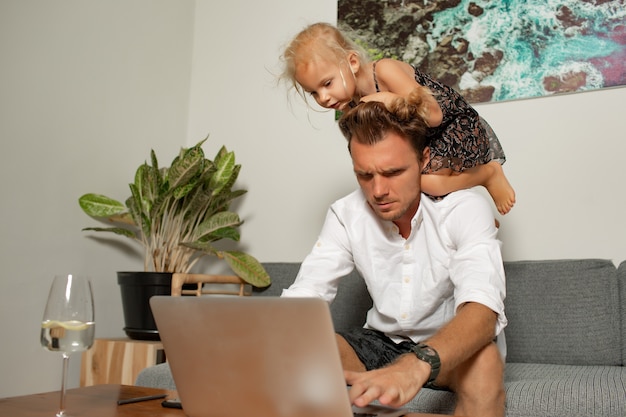 O homem trabalha em casa. foto de alta qualidade