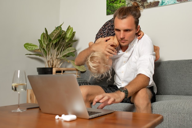 O homem trabalha em casa. Foto de alta qualidade