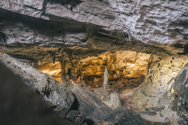 O interior da Caverna de Ha Long, Baía de Ha Long