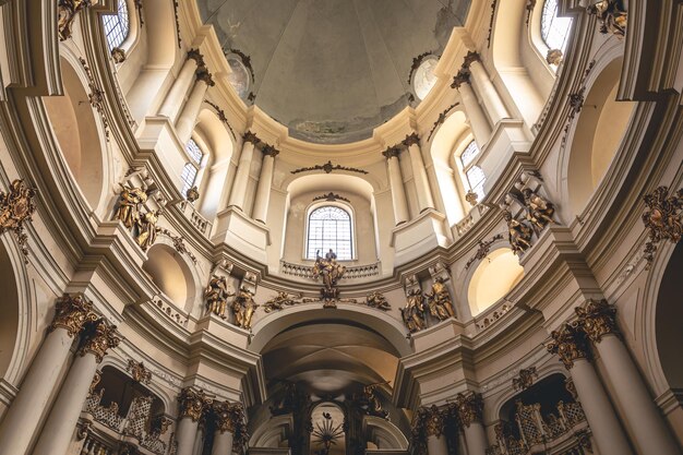 O interior da igreja com moldura de ouro vista interna