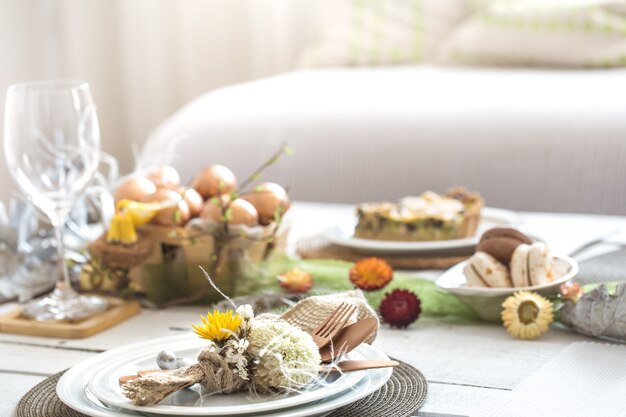 O interior da sala com uma mesa festiva de Páscoa