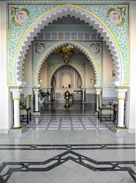 Foto grátis o interior da sala é em estilo islâmico tradicional, com muitos detalhes e ornamentos.