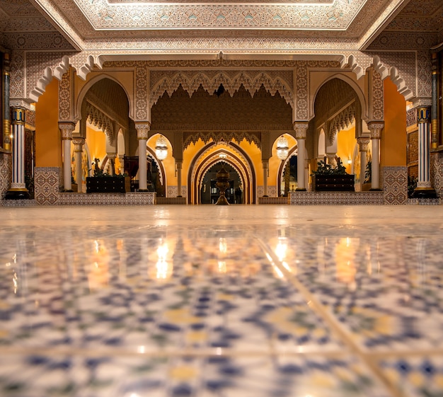 Foto grátis o interior do quarto é em estilo oriental tradicional com muitos detalhes.