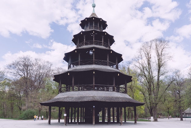 O jardim da cerveja na torre chinesa no jardim inglês de munique está fechado