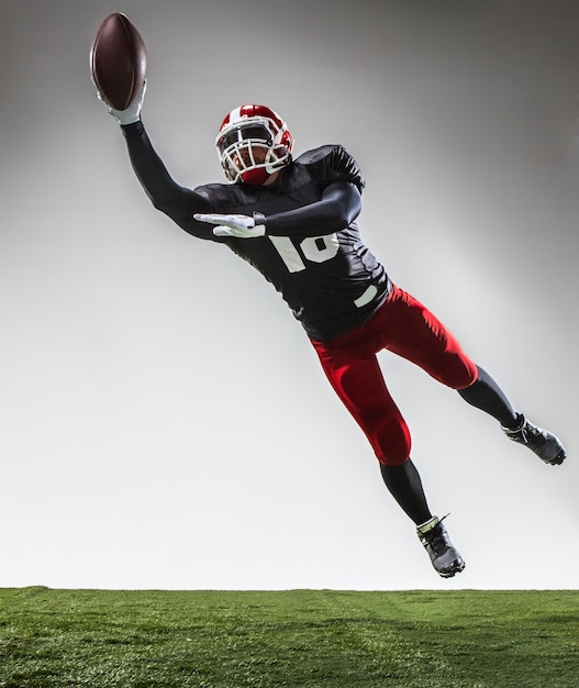 Foto grátis o jogador de futebol americano em ação