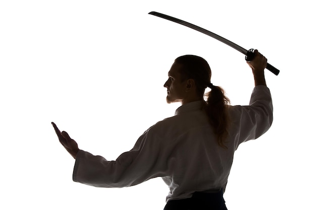 O jovem está treinando aikido no estúdio