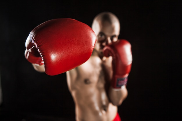 Foto grátis o jovem kickboxing no preto