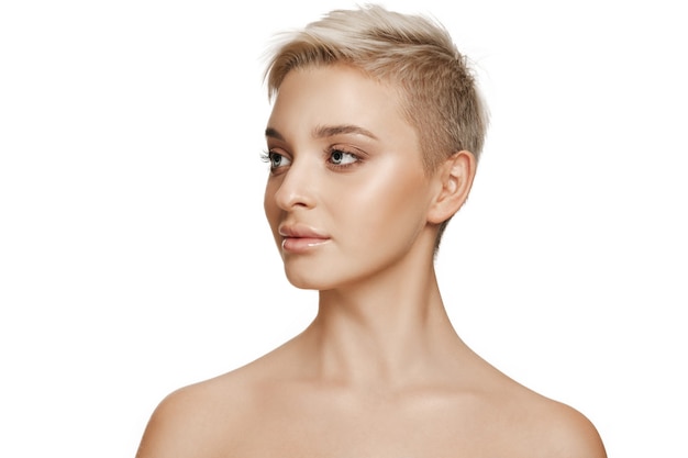 O lindo rosto feminino. a pele perfeita e limpa do rosto em branco. a beleza, cuidados, pele, tratamento, saúde, spa, conceito cosmético