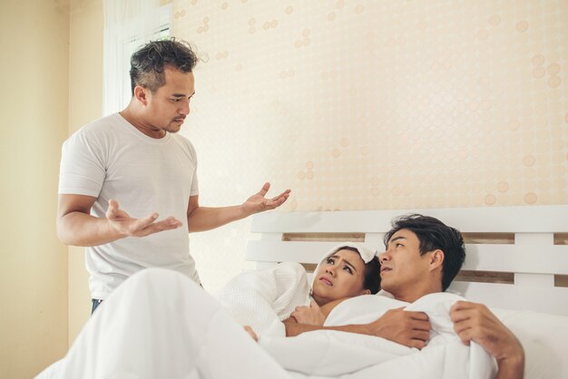 O marido encontrou um cara no quarto com a esposa.