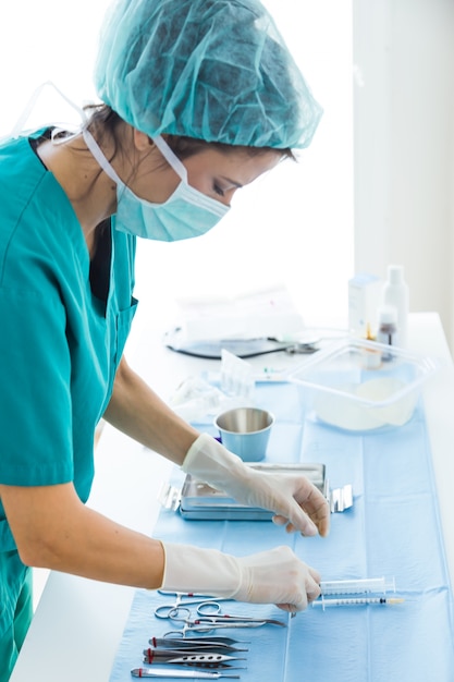 Foto grátis o médico com muitos tipos de equipamentos médicos gerencia para iniciar a operação na sala de operações.