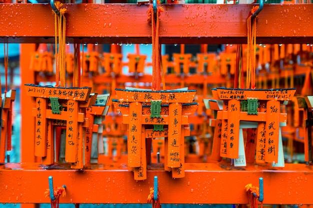 O modelo dos portões Torii estava pendurado em um rack depois que um turista os usou para fazer um pedido no santuário Fushimi Inari, em Kyoto.
