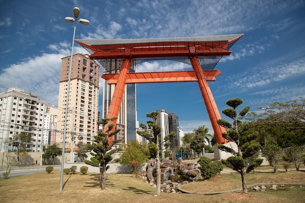 O monumento japonês tem duas colunas que representam as fundações que sustentam o céu