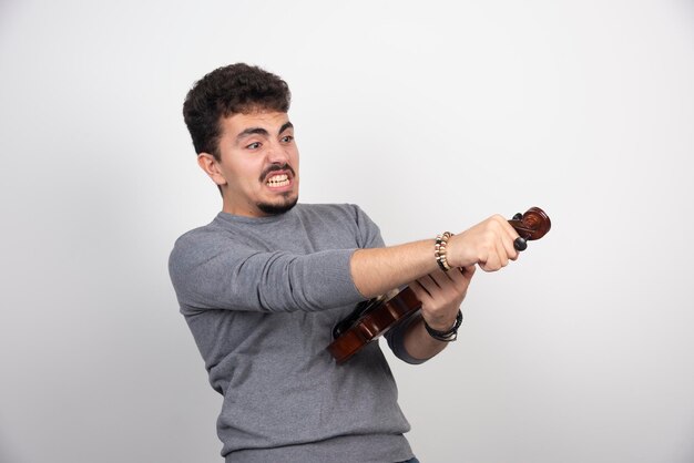 O músico fica nervoso com sua apresentação de violino.