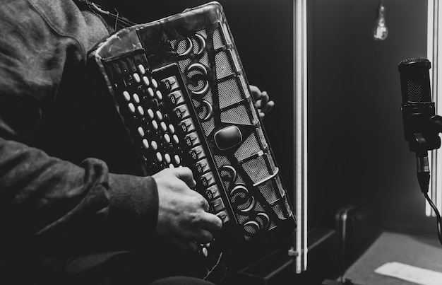 Foto grátis o músico toca o botão acordeão no estúdio