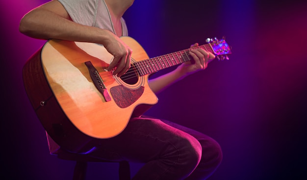 O músico toca violão.