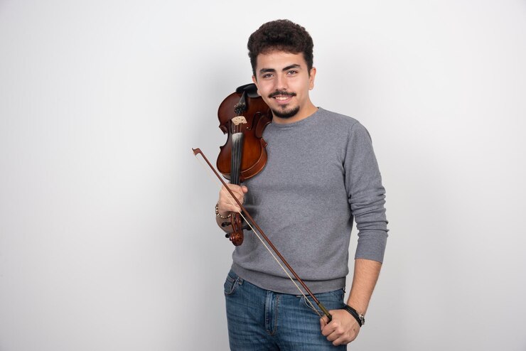 Foto grátis o músico toca violino e parece inspirado e positivo.