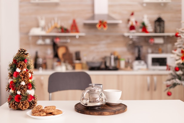 Foto grátis o natal vazio decorado com uma cozinha culinária sem ninguém pronto para o feriado de natal