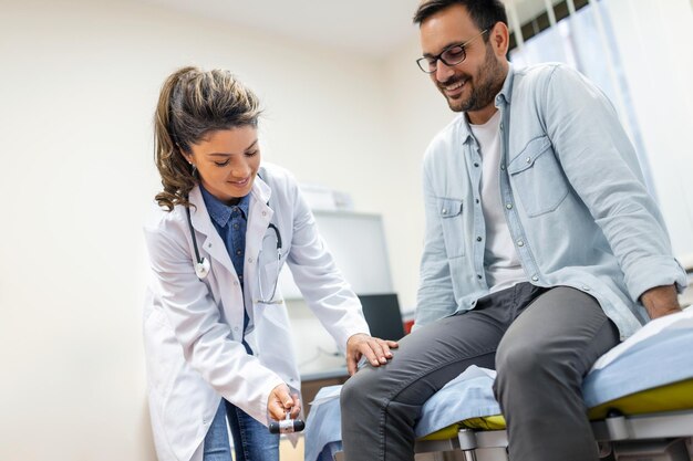 O neurologista testando o reflexo do joelho em um paciente do sexo masculino usando um martelo Exame físico neurológico Foco seletivo close-up