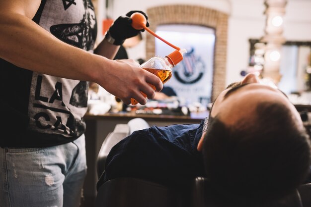 O noivo sentado na cadeira na barbearia