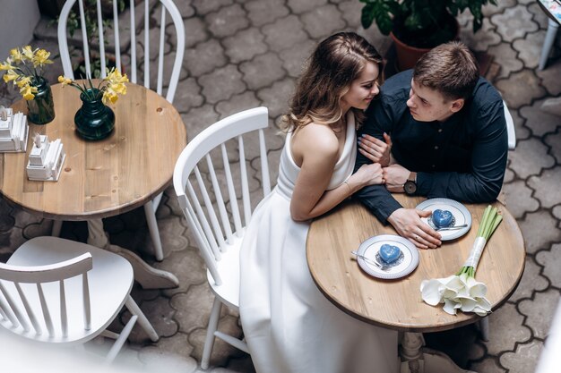 O par romântico no amor sentado no restaurante