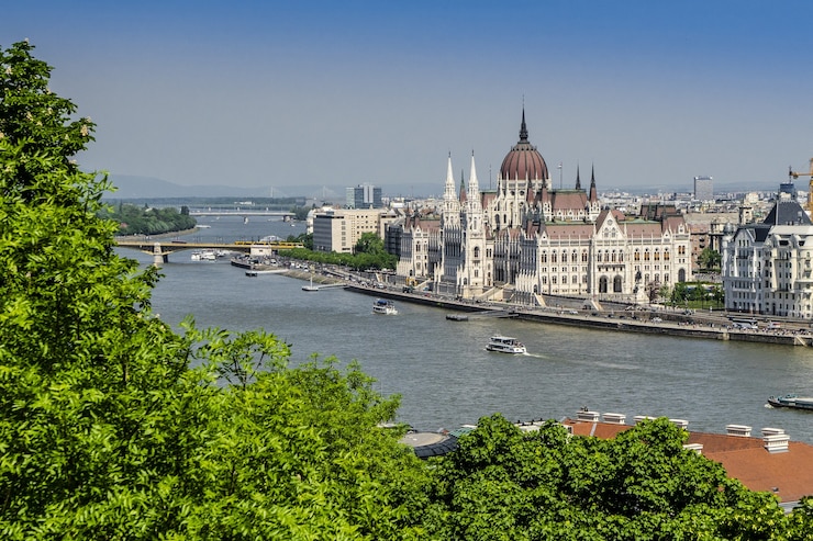 Foto grátis o parlamento construindo sobre o danúbio em budapeste