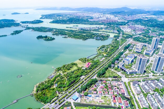 O parque da cidade com o lago