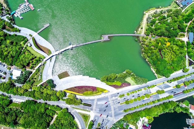 O parque da cidade com o lago