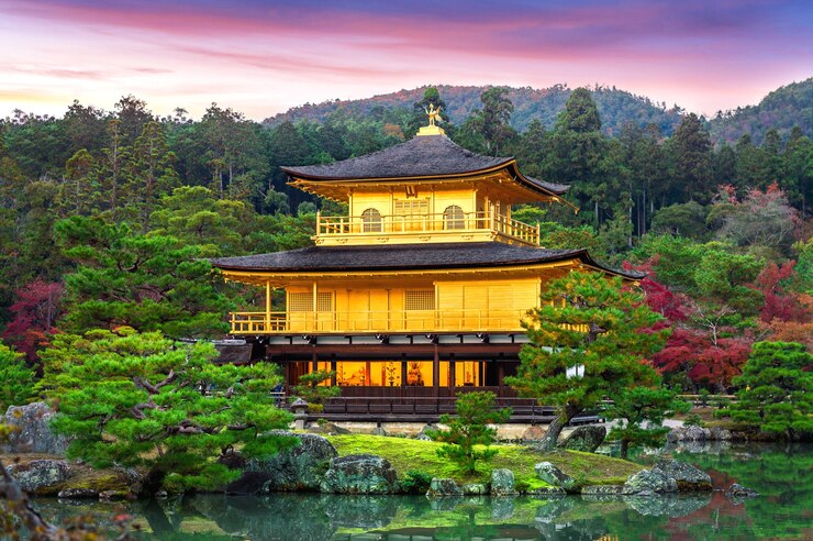 Foto grátis o pavilhão dourado. templo kinkakuji em kyoto, japão.