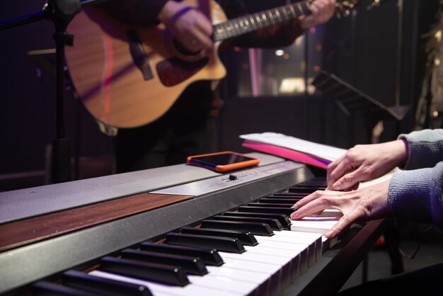 O pianista e o guitarrista estão tocando