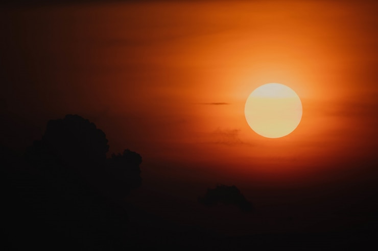 Foto grátis o pôr-do-sol com o céu vermelho